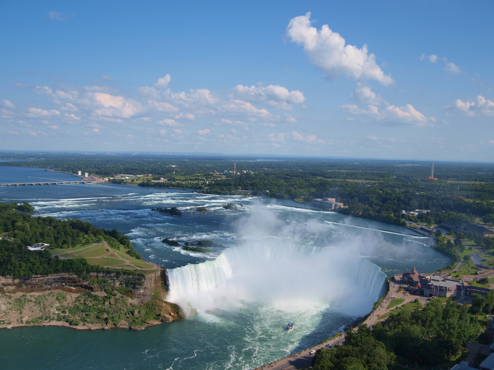 The Horseshoe Falls, the largest of the three and the most powerful, on the Canadian side. Credit: Ujjwal Kumar (Public domain).