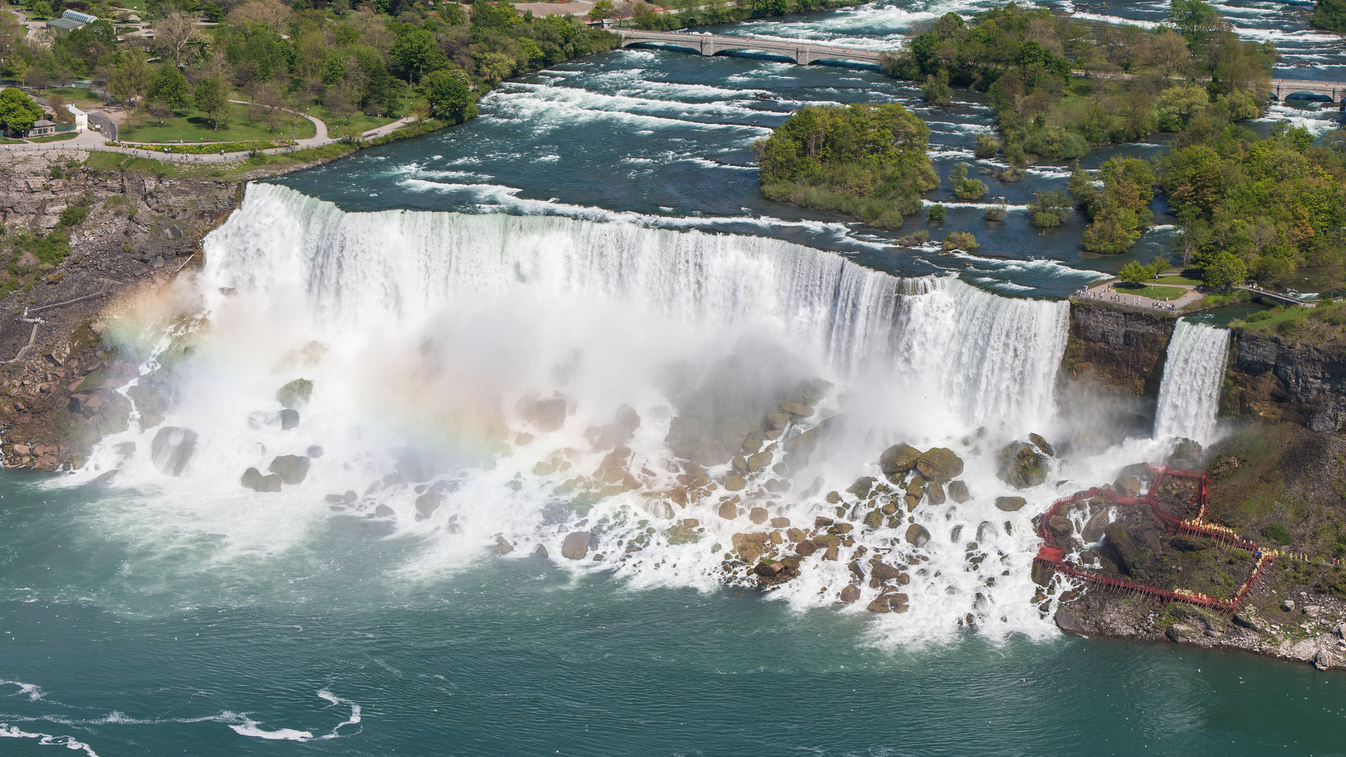 The American Falls, left, and the slender Bridal Veil Falls on the United States side. Credit: Robert F. Tobler (CC BY-SA 4.0).