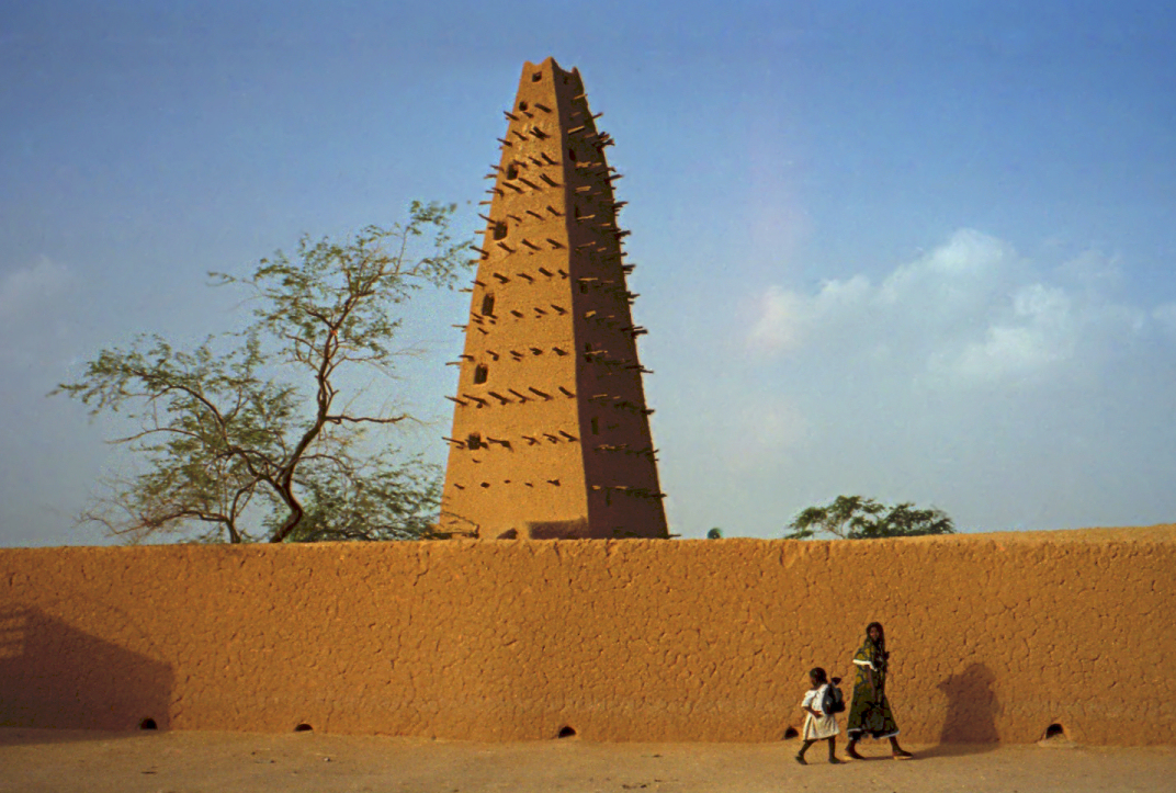 The Grand Mosque of Agadez, with its towering mud-brick minaret, a landmark of the old caravan town. Credit: Dan Lundberg (CC BY-SA 2.0).