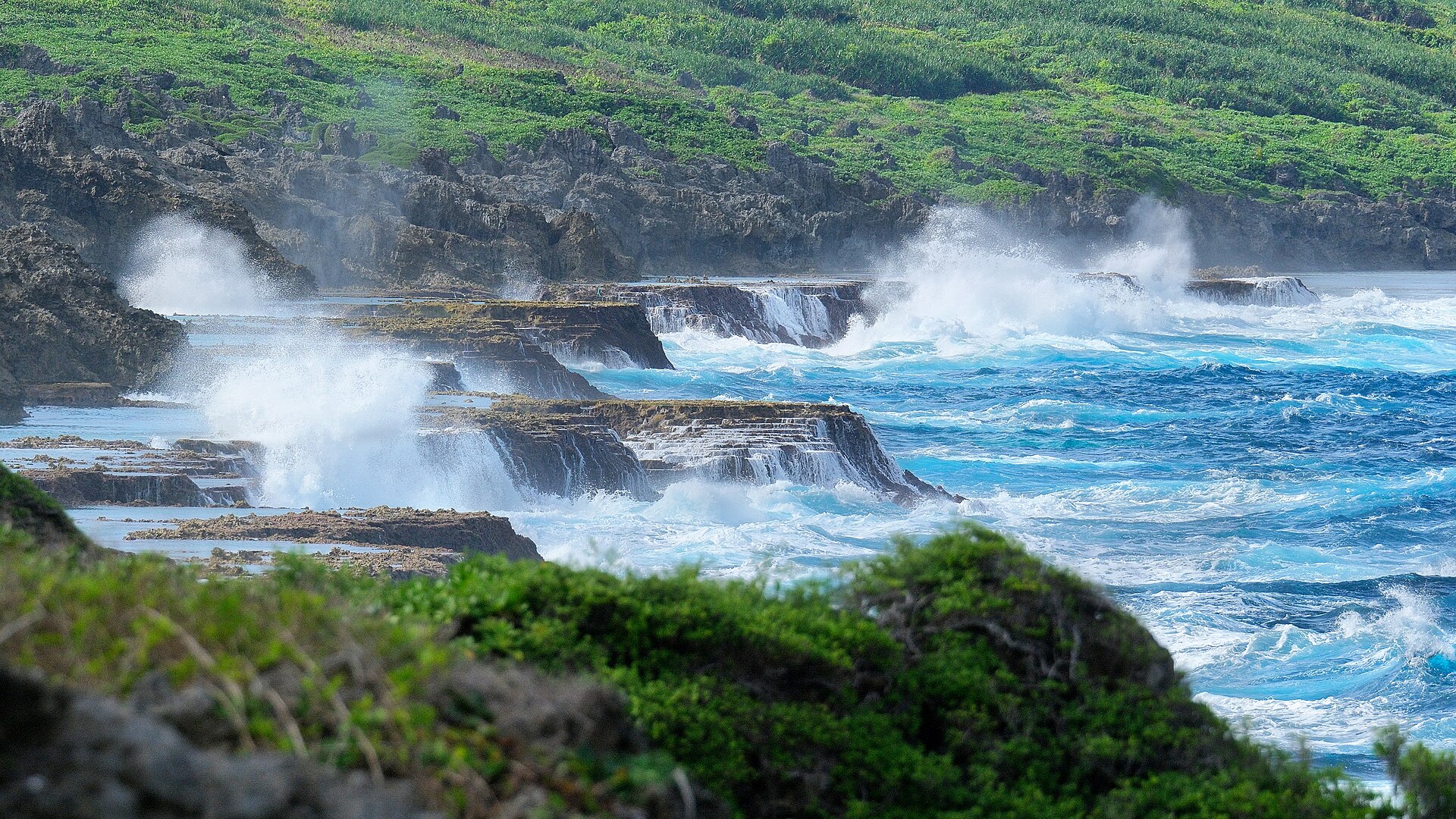 Waves breaking on the reef edge at Tuhia-atua. Niue lies in the cyclone belt, and Cyclone Heta in 2004 destroyed much of Alofi and drove an emigration wave from which the population has never recovered.