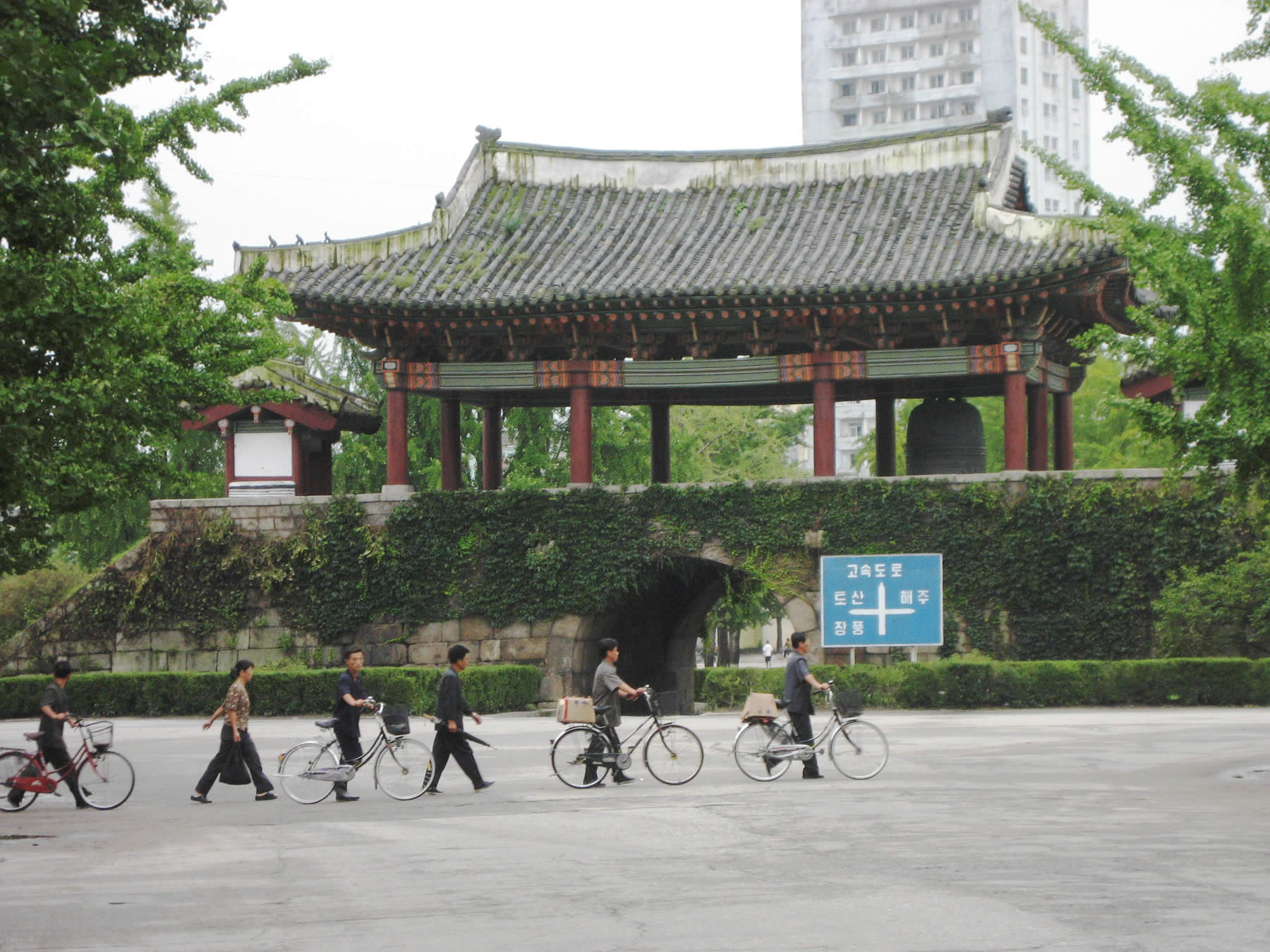 An old city gate in Kaesong, a historic town near the border that divides the Korean Peninsula. Credit: David Stanley from Nanaimo, Canada (CC BY 2.0).