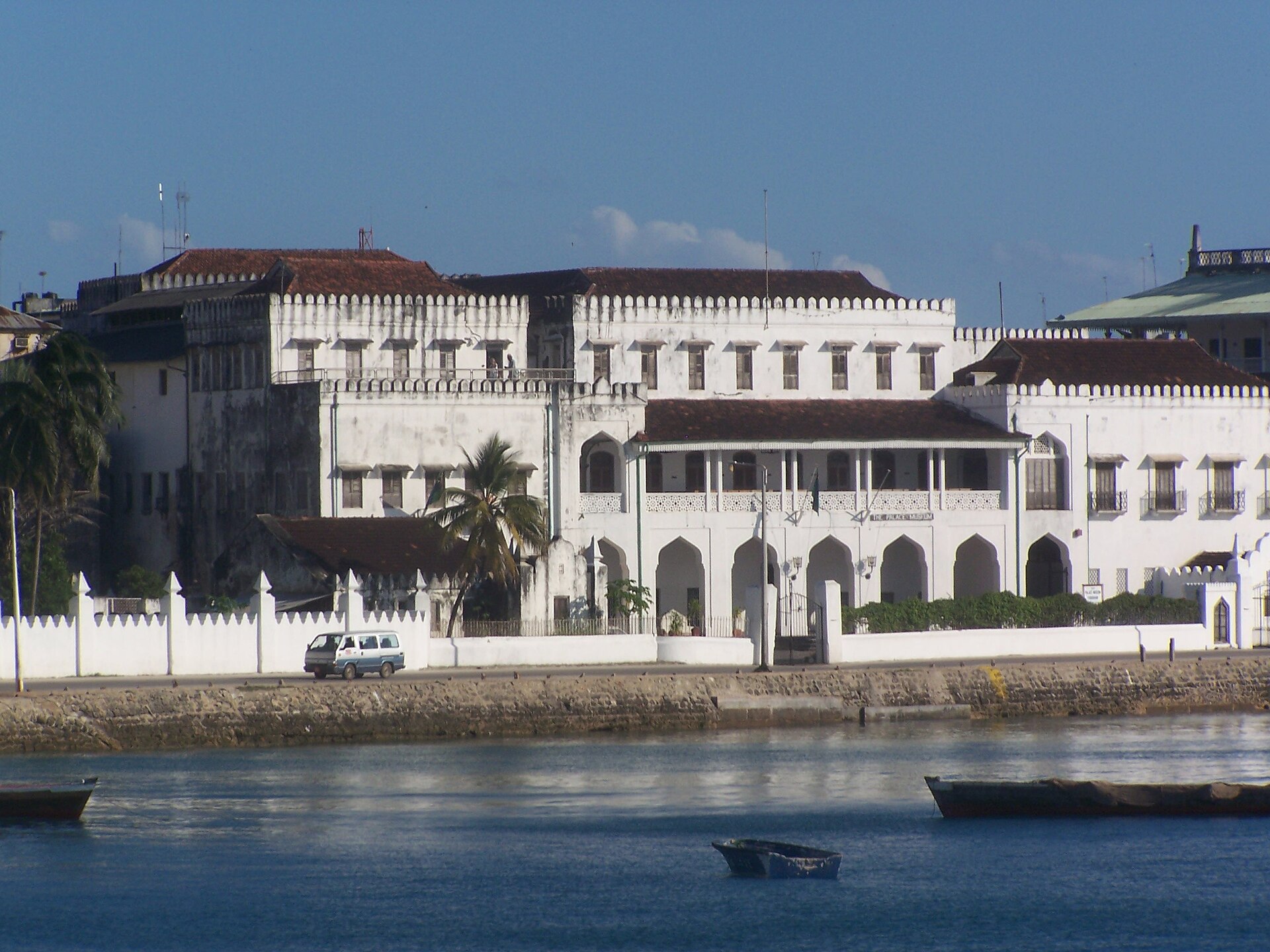 The former Sultan's Palace in Zanzibar, a reminder of the era when Oman ruled an East African empire. Credit: Xlandfair (Public domain).