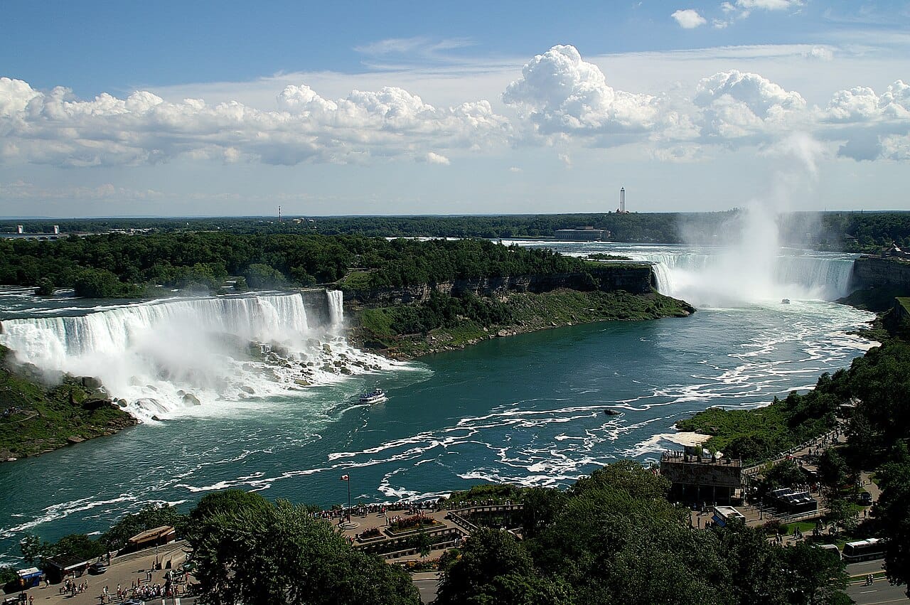 Niagara Falls on the border with the United States, one of the most famous waterfalls in the world. Fed by the Great Lakes, it draws millions of visitors and drives hydroelectric power for the province.