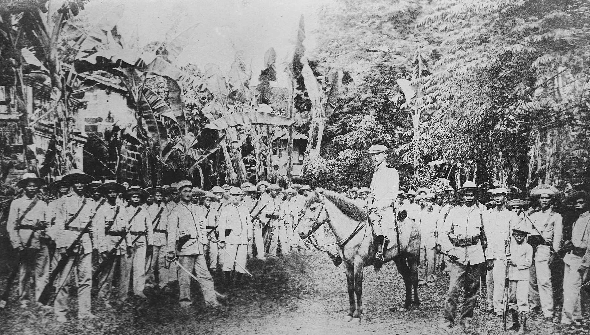 Filipino revolutionary forces during the struggle for independence at the turn of the twentieth century. Credit: Unknown photographer (Public domain).