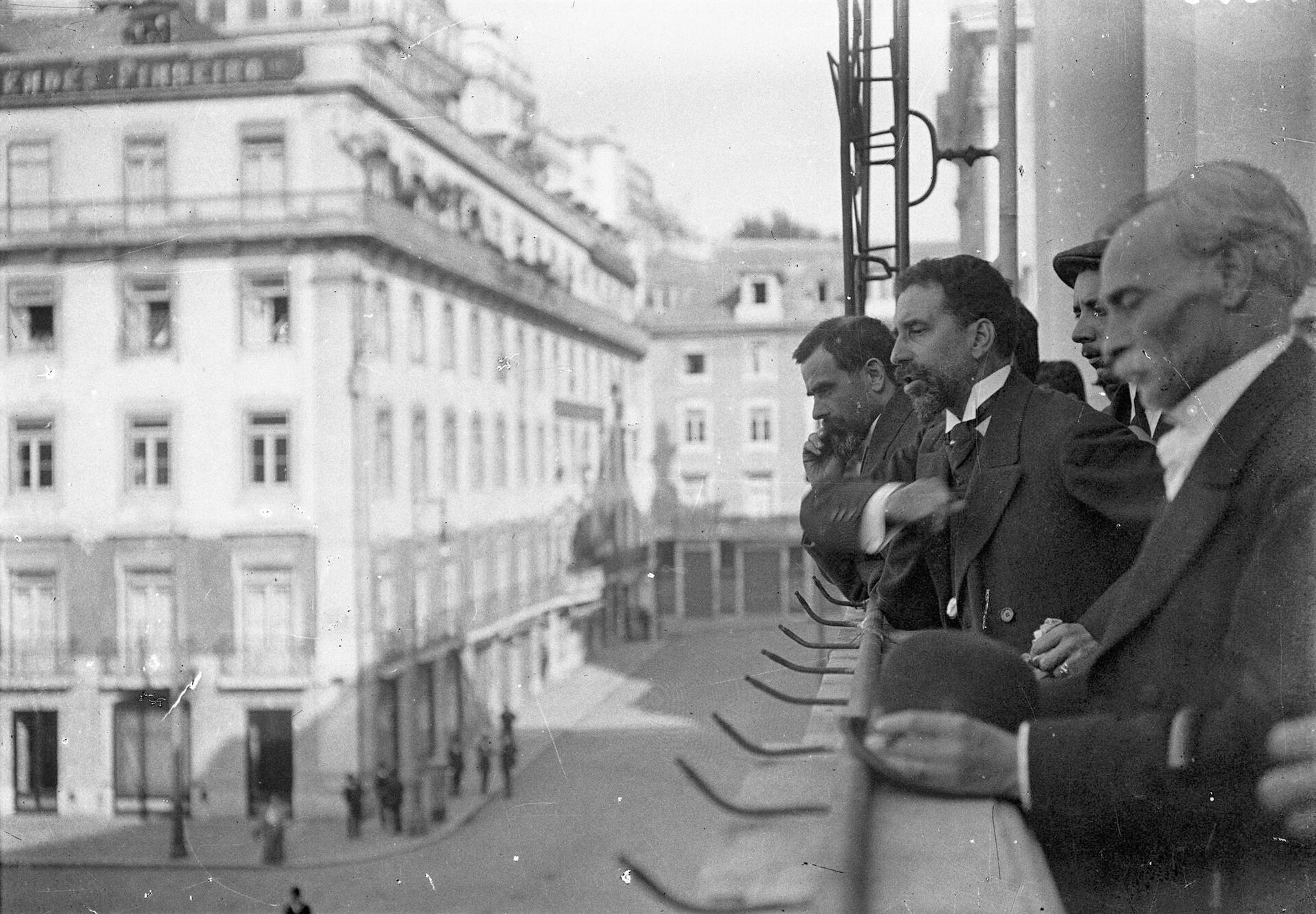 The proclamation of the Portuguese republic in 1910, which ended the monarchy. Credit: Joshua Benoliel (Public domain).