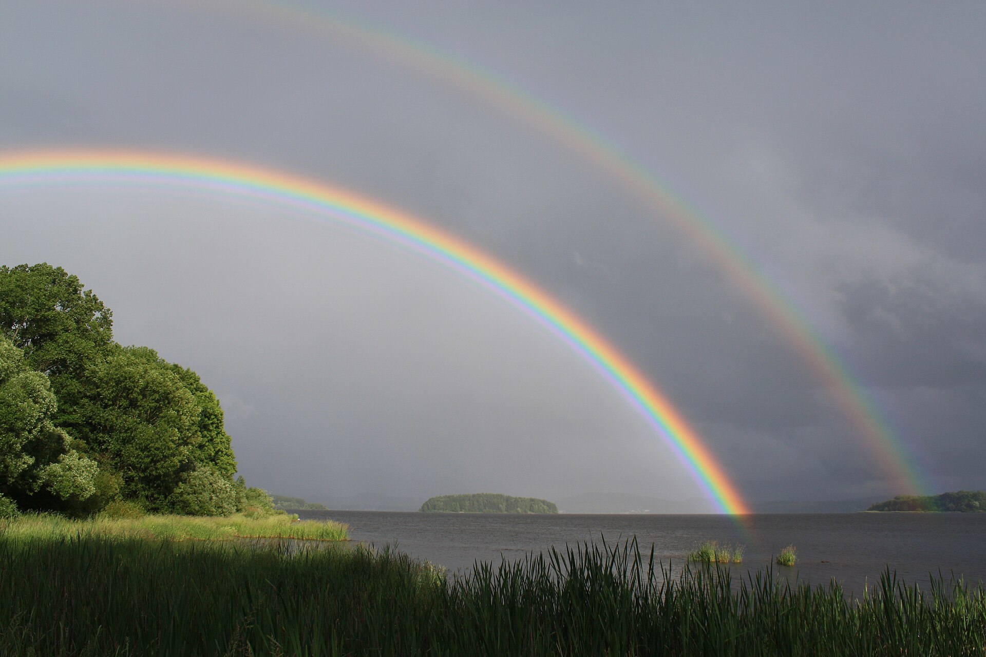 A double rainbow, with the fainter secondary bow above the main one and its colours reversed. Credit: Alexis Dworsky (CC BY 2.0 de).