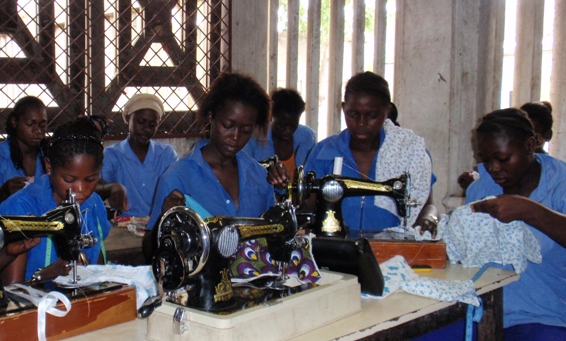 Women learning to sew in Brazzaville, the capital of the Republic of the Congo. Credit: Fonds de Dotation Sœur Marguerite (CC BY-SA 3.0).