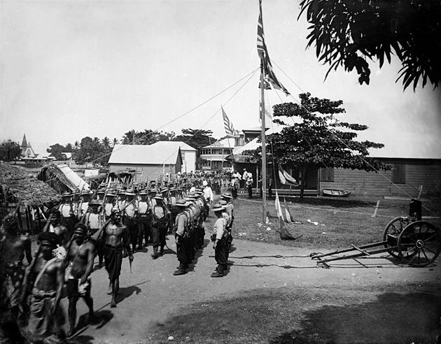 Attendants escorting the Samoan leader Tanumafili I around the turn of the twentieth century. The rivalry of chiefs, entangled with that of Germany, Britain, and the United States, shaped a turbulent era before the islands were divided.