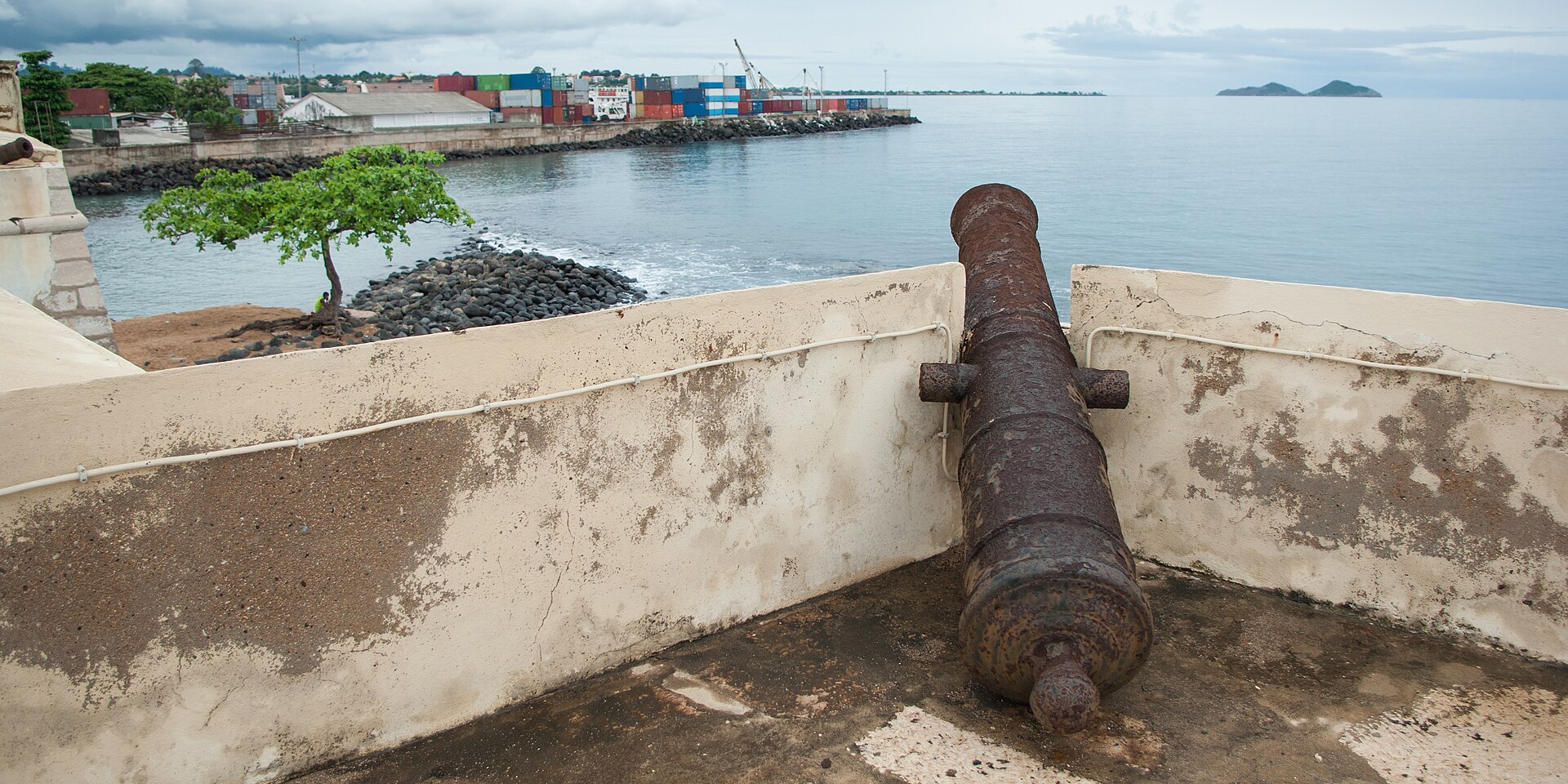 The São Sebastião fort in the capital, now a museum. Built to defend the valuable plantation islands, it is a relic of the long Portuguese presence that shaped São Tomé.