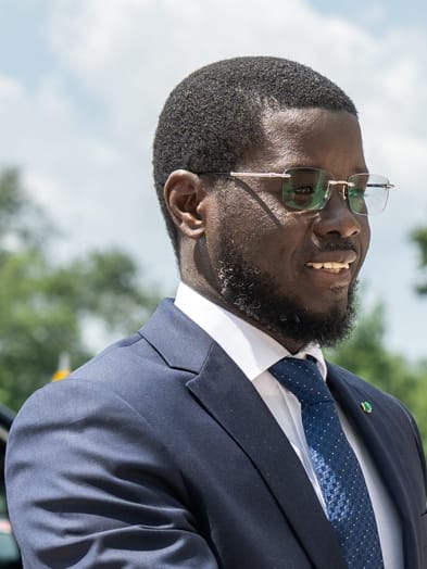 Bassirou Diomaye Faye, elected president of Senegal in 2024. Freed from prison days before the vote, he won in the first round at the age of forty-four, a striking demonstration of the resilience of Senegalese democracy.
