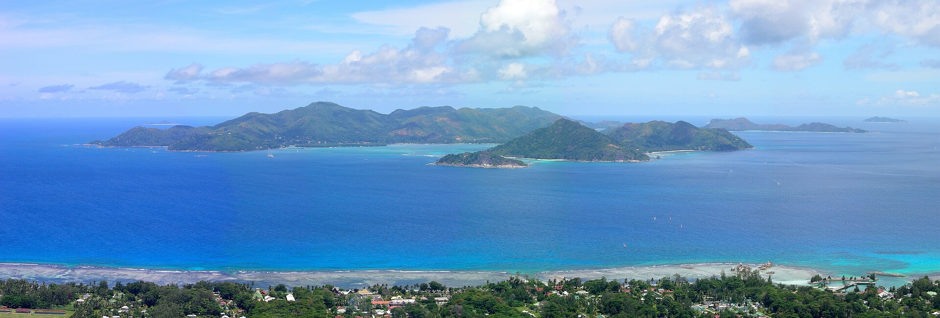 The island of Praslin, with the granite landscapes and clear waters that make Seychelles a tropical paradise. Credit: Tobi 87 (CC BY-SA 4.0).
