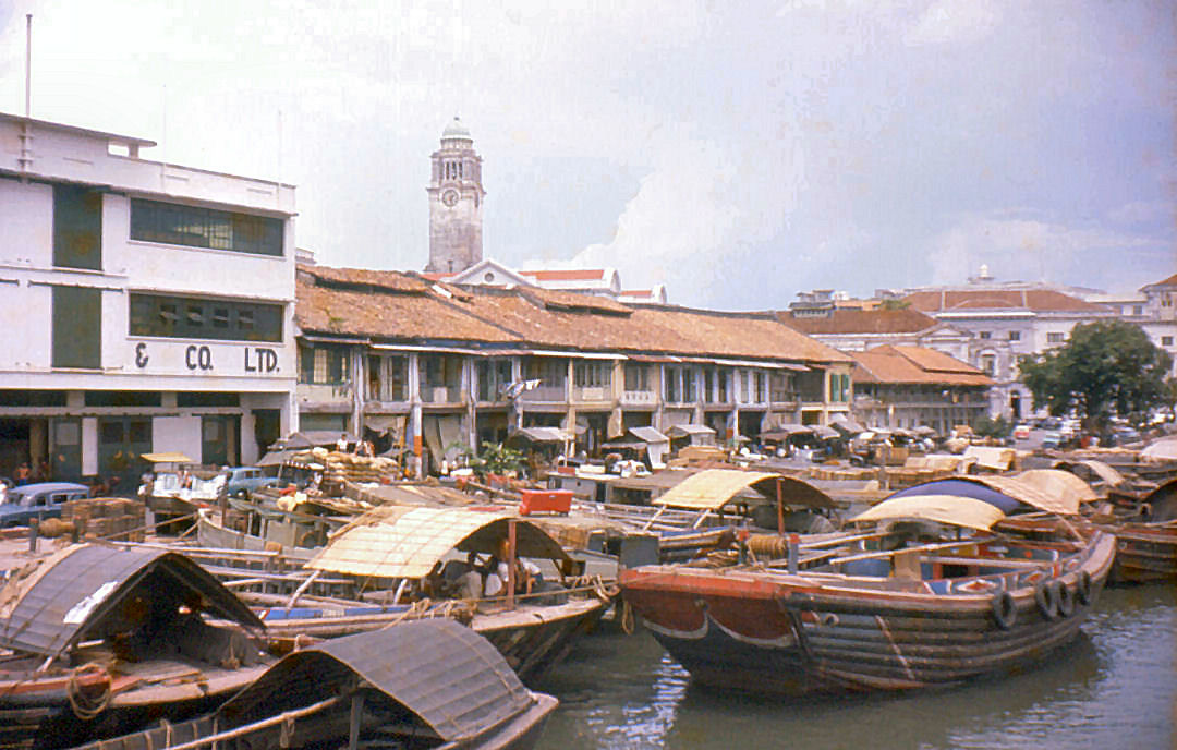 Bumboats on the Singapore River in the entrepot era, when the port thrived on the trade of the region. Credit: Peter Forster from Centobuchi, Monteprandone, Italy. (CC BY-SA 2.0).