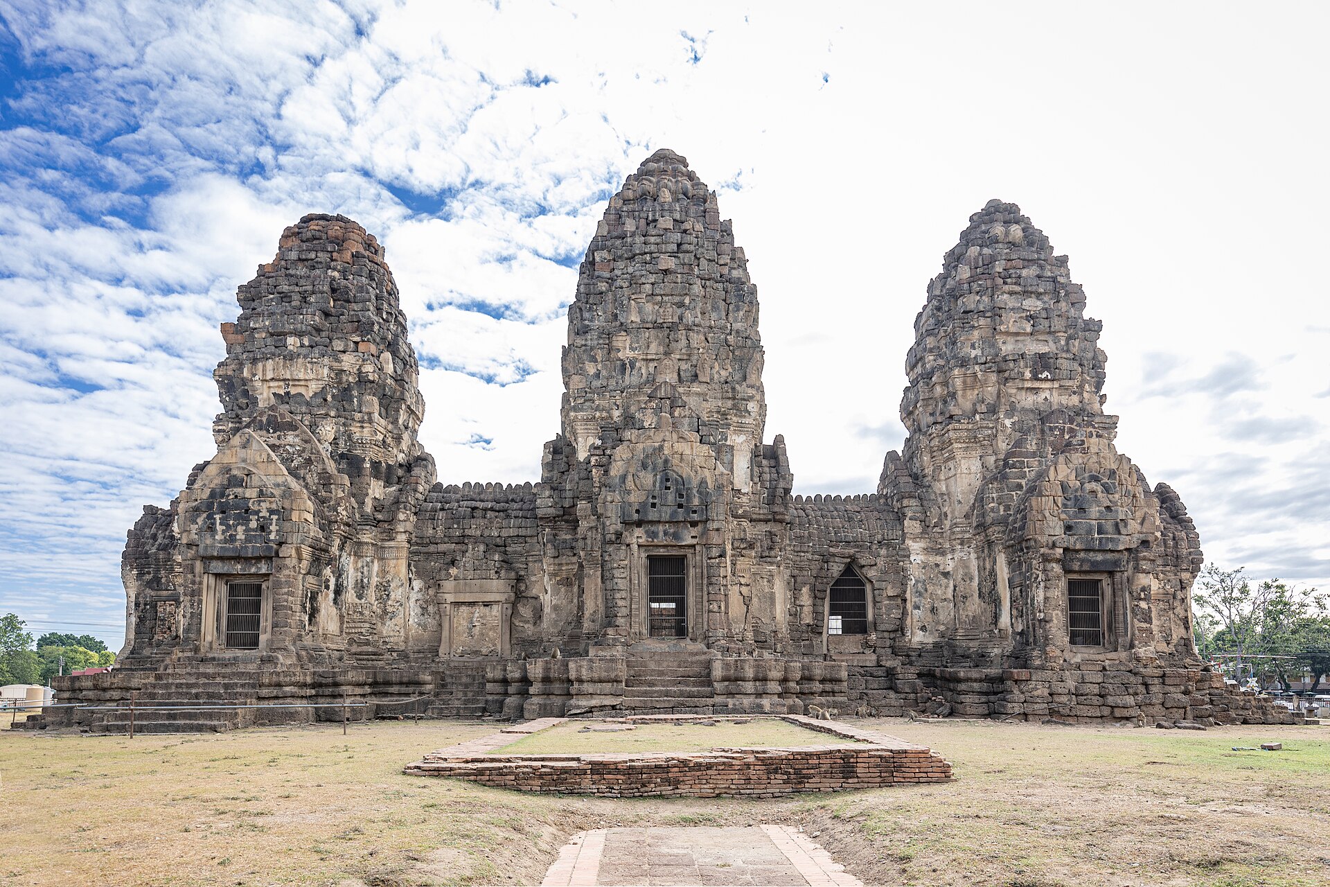 A weathered Angkorian-era temple in Thailand, a trace of the powerful kingdoms that shaped the region. Credit: Mastertongapollo (CC BY-SA 4.0).