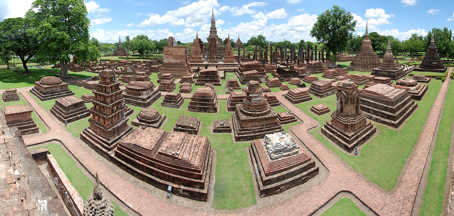 The ruins of Wat Mahathat at Sukhothai, the kingdom often regarded as the cradle of the Thai nation. Credit: Paulrudd (CC BY-SA 3.0).