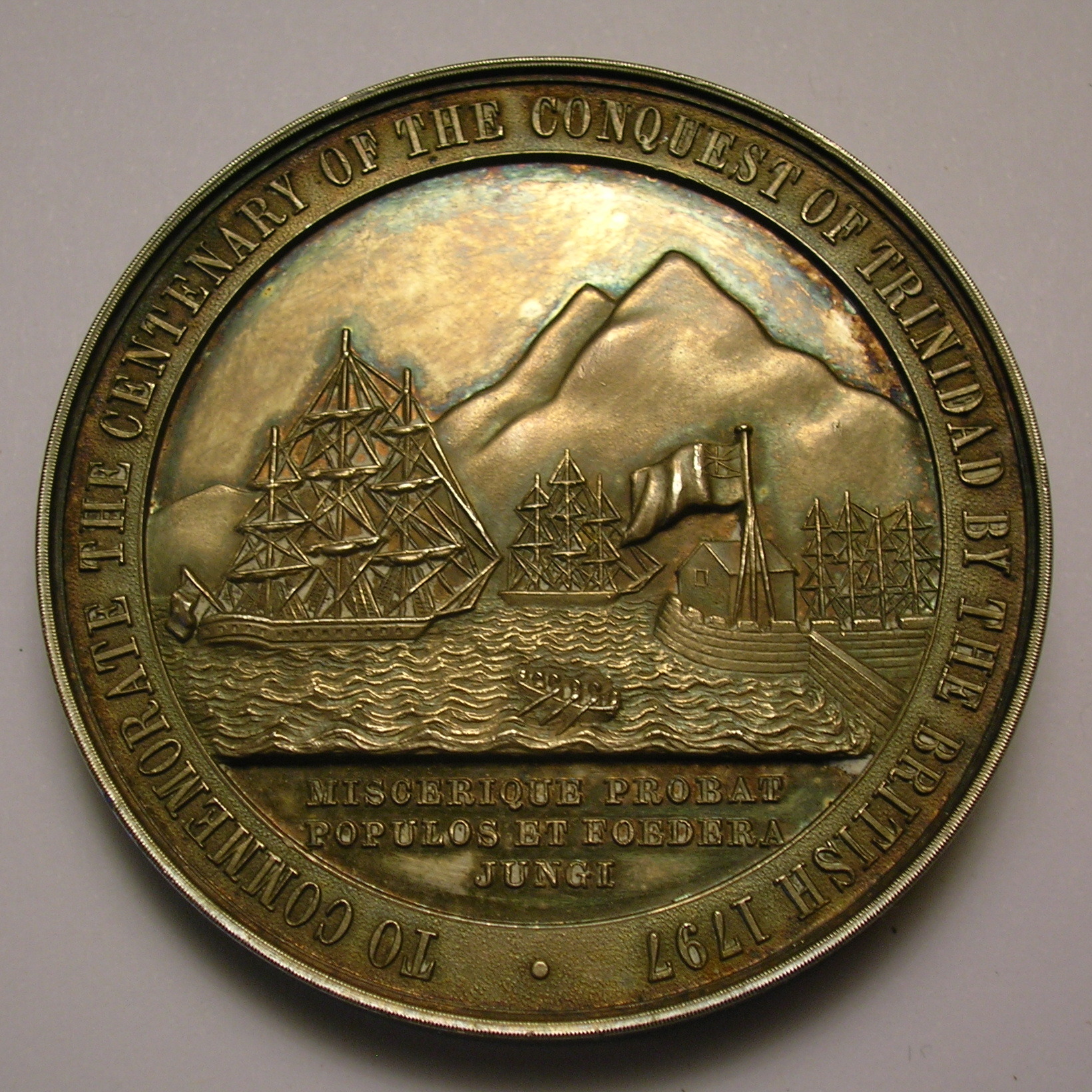 A medallion marking the British capture of Trinidad from Spain at the turn of the nineteenth century. Credit: Rosser1954 Roger Griffith (Public domain).