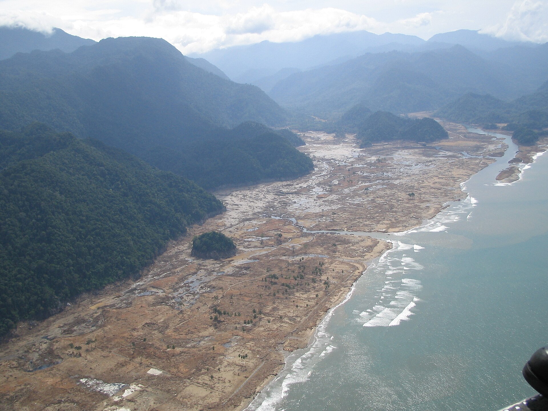 The aftermath of the 2004 tsunami in Aceh, Indonesia, where whole communities were destroyed. Credit: AusAID (CC BY 2.0).