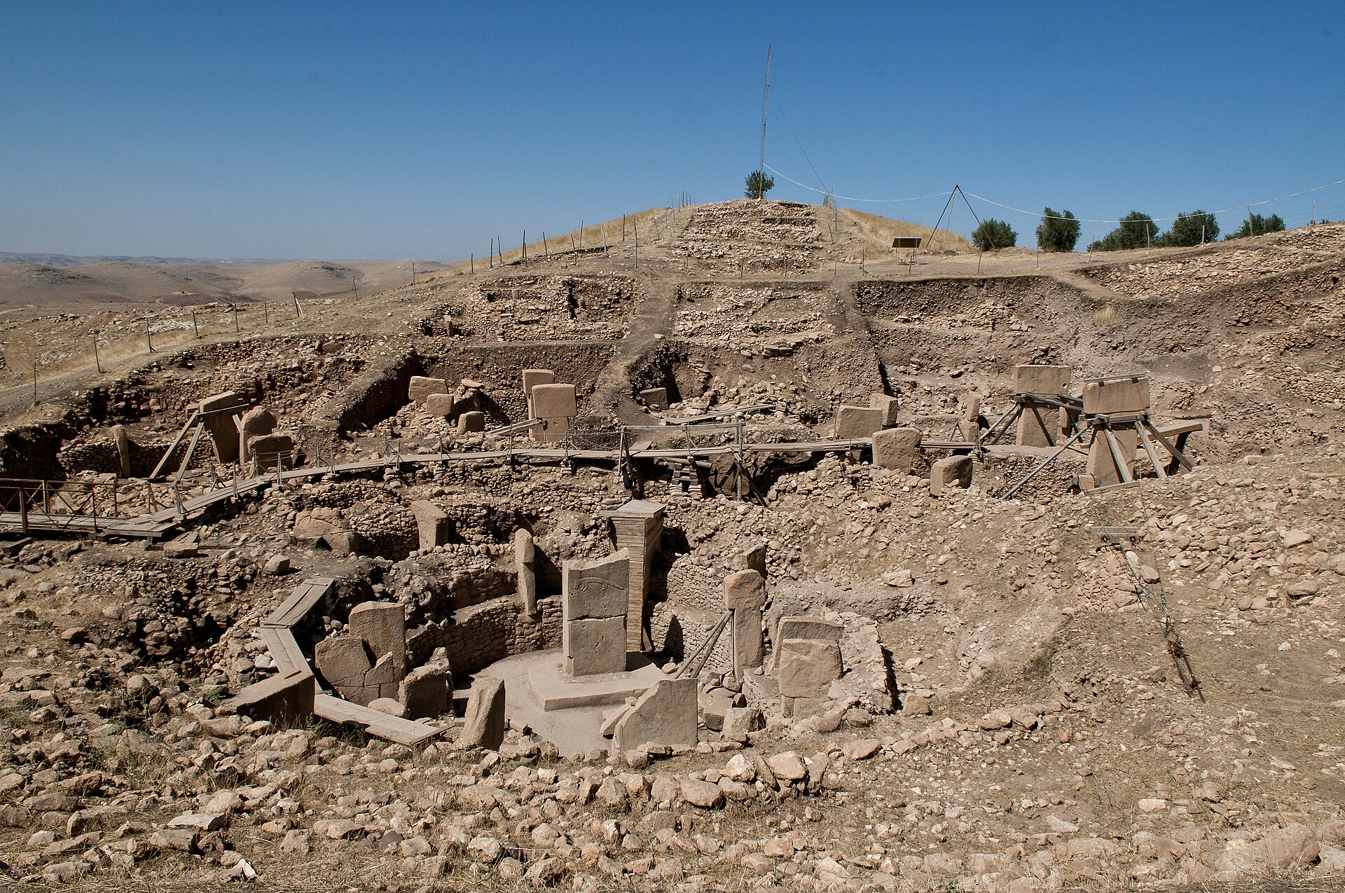 Gobekli Tepe in southeastern Turkey, whose stone circles were raised around 11,000 years ago. Credit: Teomancimit (CC BY-SA 3.0).