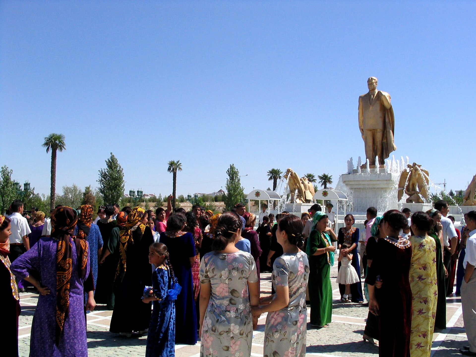 A gilded statue of the country's first president in Ashgabat, emblem of an extensive cult of personality. Credit: Ben Paarmann (CC BY 2.0).