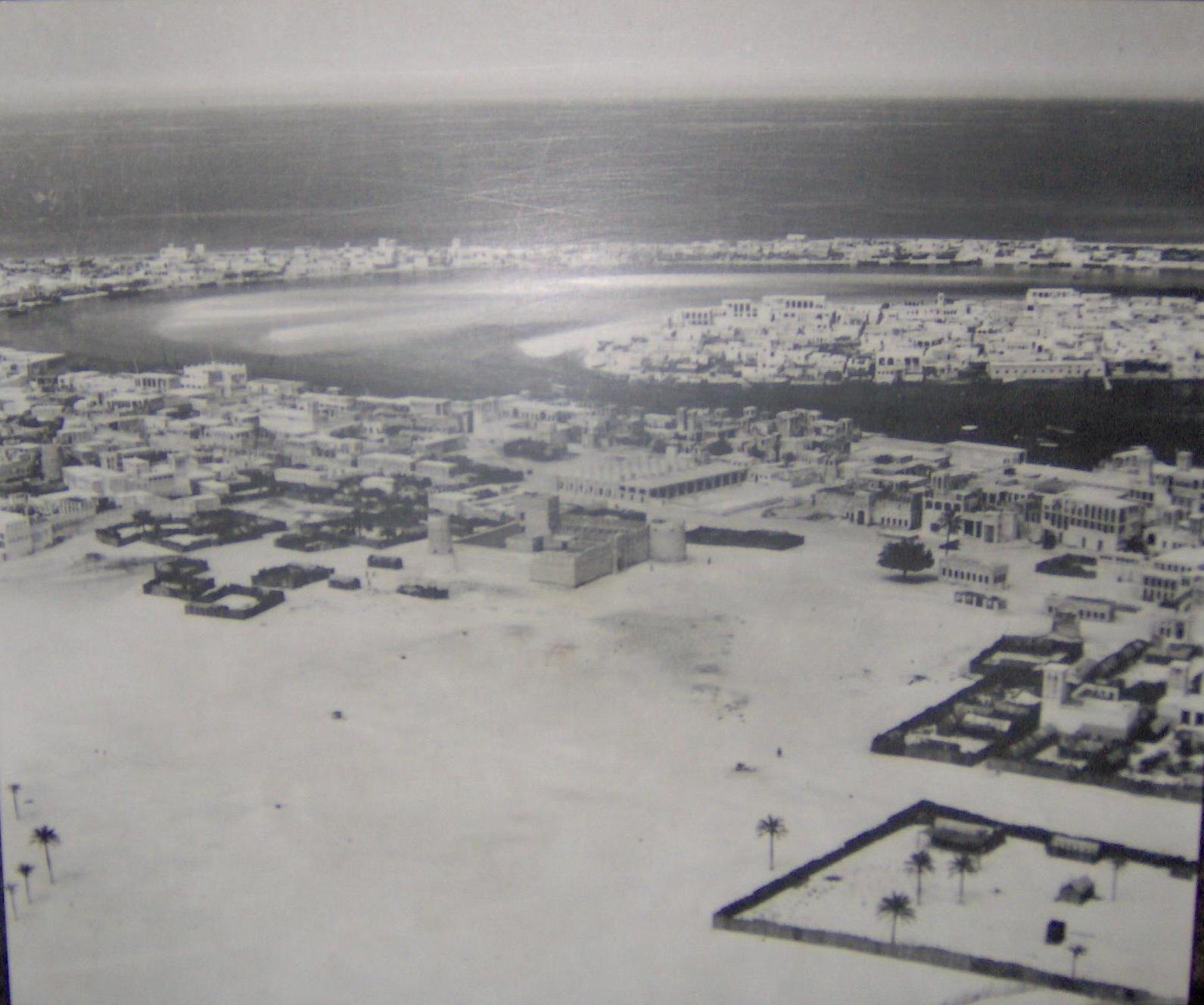 Dubai in 1950, a modest town of traders and pearl divers before the transformation brought by oil. Credit: The original uploader was Jibran1 at English Wikipedia. (Public domain).