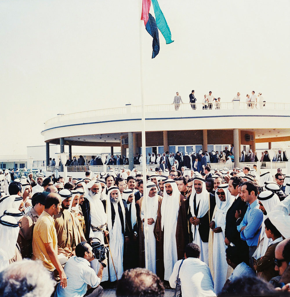 The first raising of the flag of the United Arab Emirates in 1971, marking the union of the emirates. Credit: National Archives of the United Arab Emirates, Ministry of Presidential Affairs (Public domain).