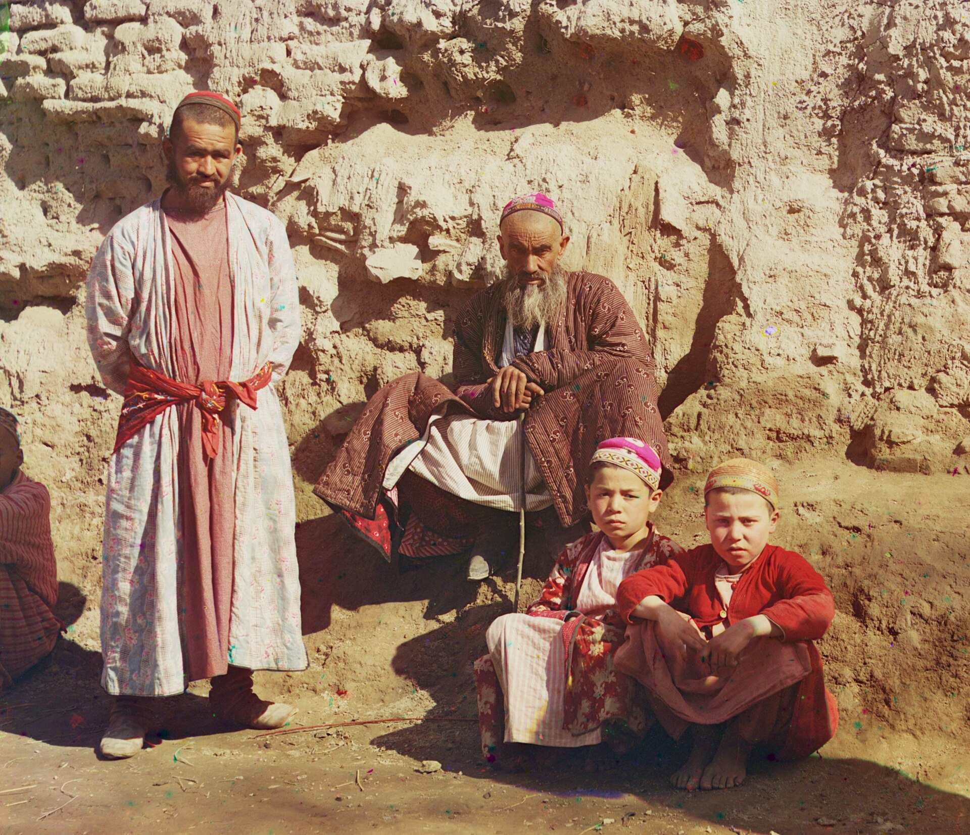 Sart men and boys in Samarkand around the turn of the twentieth century. The settled oasis peoples of the region, they were among the ancestors of the modern Uzbeks under the last decades of Russian rule.