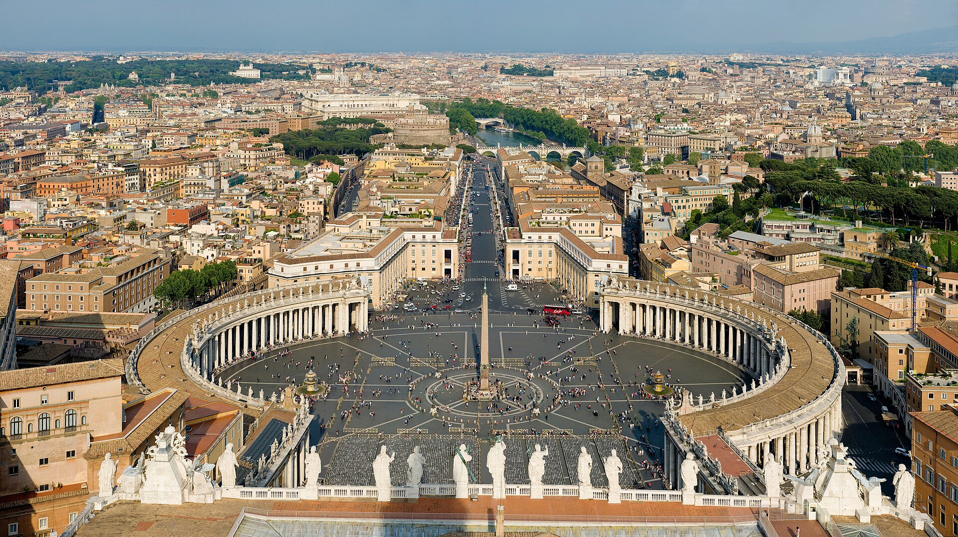 St Peter's Square, designed in the seventeenth century, the great gathering place before the basilica. Credit: Diliff (CC BY-SA 3.0).