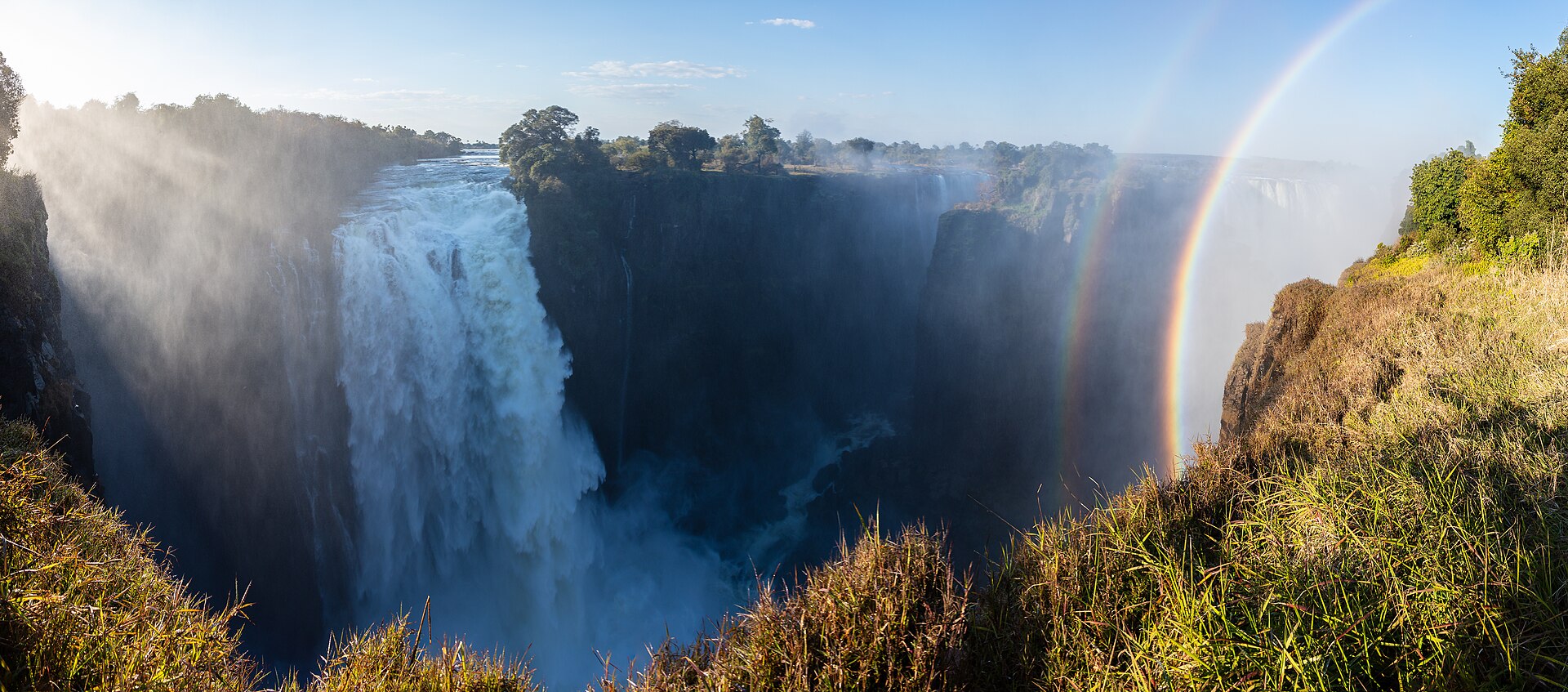The falls plunge into a narrow gorge, the river's full width dropping into a chasm in the basalt. Credit: Diego Delso (CC BY-SA 4.0).