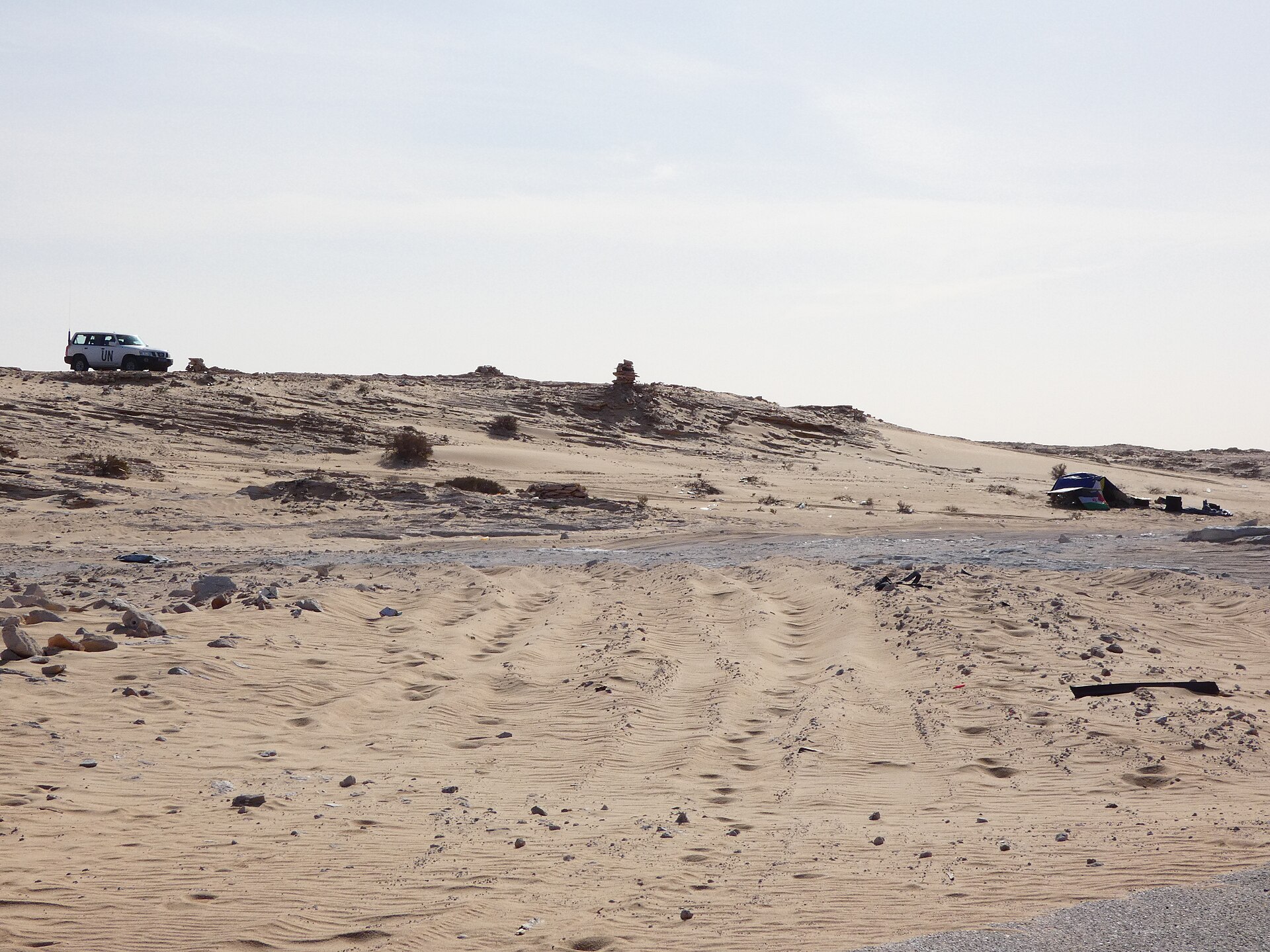A vehicle of the UN peacekeeping mission near a Polisario Front position, monitoring the ceasefire in Western Sahara. Credit: Gregor Rom (CC BY-SA 4.0).